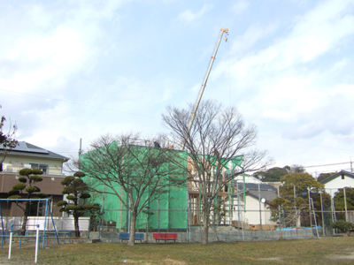 棟上げ‥晴れました！
　お施主様の御厚意に甘えて
　3月3日と4日は構造見学会を開催致します
　みなさん ぜひ見に来てください！Ｓ様邸